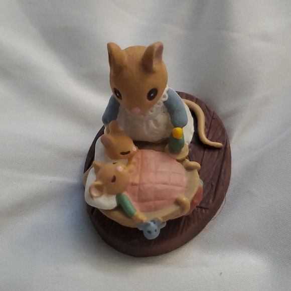 Forest Friends Mice All Tucked In Mom & Babies Sleeping in Walnut Shell AVON - Picture 11 of 11